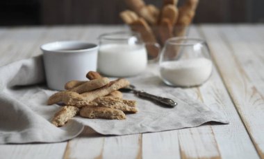 Beyaz ahşap bir masada tarçınlı ve fındıklı ev yapımı kurabiye. Kurabiye pişiririz..