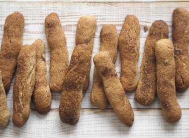 Beyaz ahşap bir masada tarçınlı ve fındıklı ev yapımı kurabiye. Kurabiye pişiririz..