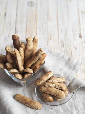 Beyaz ahşap bir masada tarçınlı ve fındıklı ev yapımı kurabiye. Kurabiye pişiririz..