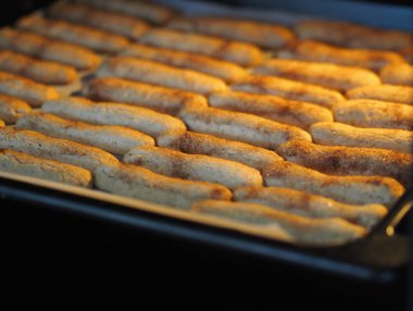 Tarçınlı ev yapımı kurabiye ve fırın için siyah bir kabın üzerinde fındık. Kurabiye pişiririz..