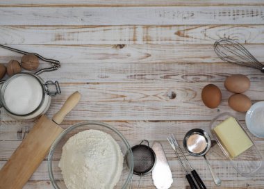 Mutfak malzemeleri ve mutfak ürünleri için malzemeler. tahta beyaz arkaplan.