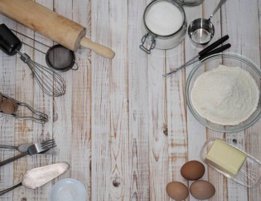 Mutfak malzemeleri ve mutfak ürünleri için malzemeler. tahta beyaz arkaplan.