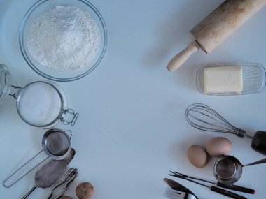 Mutfak malzemeleri ve mutfak ürünleri için malzemeler. tahta beyaz arkaplan.