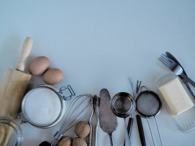 Mutfak malzemeleri ve mutfak ürünleri için malzemeler. tahta beyaz arkaplan.