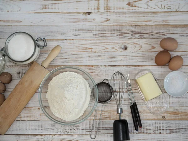 Utensilios de cocina con ingredientes para productos culinarios. fondo blanco de madera . — Foto de Stock