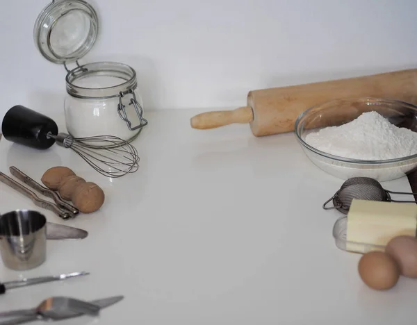 Utensilios de cocina con ingredientes para productos culinarios. fondo blanco de madera . — Foto de Stock