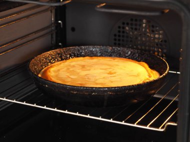 Yuvarlak ev yapımı balkabaklı turta. Yemek pişirme aşaması. Dolguyu yaydık. Ahşap arka plan. Ev yapımı pişirme..