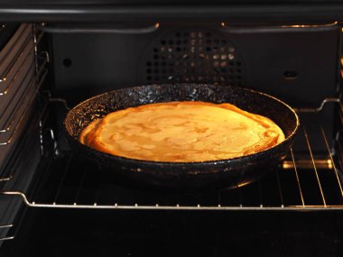 Yuvarlak ev yapımı balkabaklı turta. Yemek pişirme aşaması. Dolguyu yaydık. Ahşap arka plan. Ev yapımı pişirme..