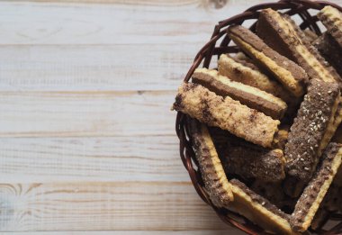 Tahta beyaz bir masa üzerinde ev yapımı kurabiye poğaça çikolatalı kurabiye..