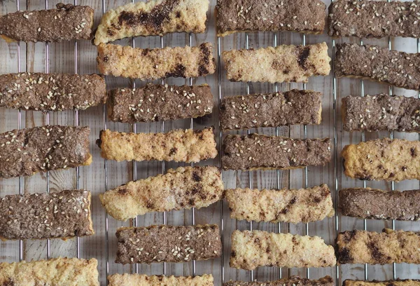 Hausgemachte Shortbread Blätterteig Schokoladenkekse auf einem hölzernen Hintergrund. auf einem Rost zur Abkühlung. — Stockfoto