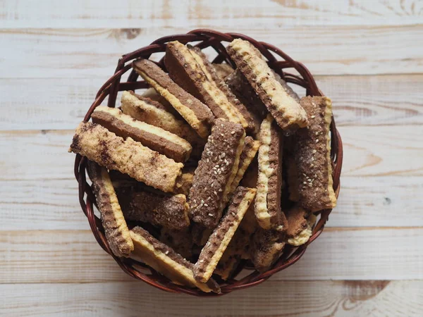 Hausgemachte Shortbread Blätterteig Schokolade Chip Cookies auf einem hölzernen weißen Tisch. — Stockfoto