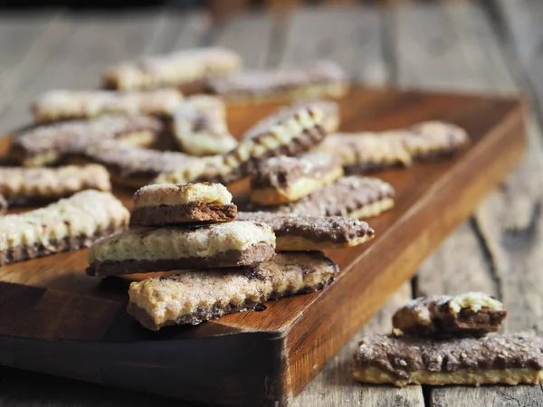 Hausgemachte Shortbread Blätterteig Schokoladenchips Kekse auf einem Schneidebrett. hölzerner alter Tisch. Blick von oben. — Stockfoto