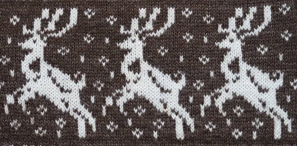 手帕手织棕色羊毛针织物的碎片。数字冬季圣诞主题。白鹿。从上面看1.横向. — 图库照片