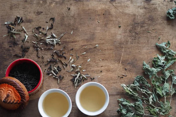 O conceito da tradição de beber chá oriental. Uma caixa de chá. Chás e ervas medicinais úteis em uma mesa de madeira. Benefícios para a saúde do chá de ervas verde . — Fotografia de Stock