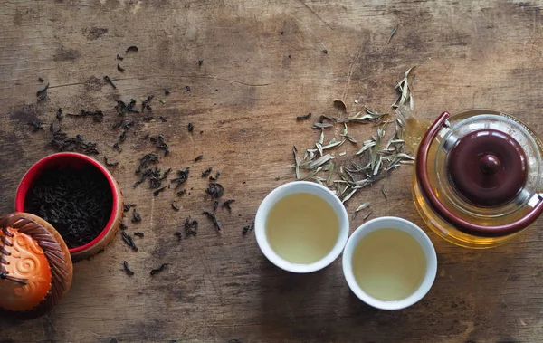 O conceito da tradição de beber chá oriental. Uma caixa de chá. Chás e ervas medicinais úteis em uma mesa de madeira. Benefícios para a saúde do chá de ervas verde . — Fotografia de Stock