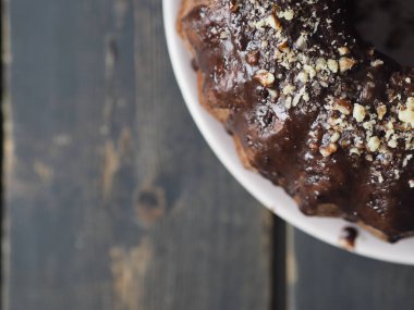 Ev yapımı şenlikli pastalar. Yuvarlak çikolatalı kek, büyük kek ya da çikolatalı kremalı pasta..