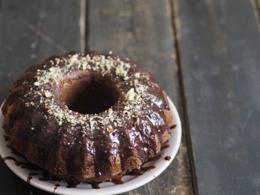 Ev yapımı şenlikli pastalar. Yuvarlak çikolatalı kek, büyük kek ya da koyu ahşap arka planda çikolata kremalı kek, metin için yer.
