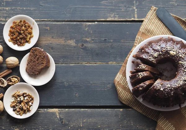 FêteGâteaux faits maison de fête. Muffin rond au chocolat, grand muffin ou gâteau avec glaçage au chocolat sur fond bois foncé. Place pour le texte . — Photo