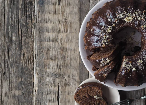 FêteGâteaux faits maison de fête. Muffin rond au chocolat, grand muffin ou gâteau avec glaçage au chocolat sur fond bois foncé. Place pour le texte . — Photo