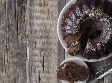 Ev yapımı şenlikli pastalar. Yuvarlak çikolatalı kek, büyük bisküvi ya da eski ahşap arka planda çikolata kremalı pasta. Mesaj için yer. Üst görünüm.