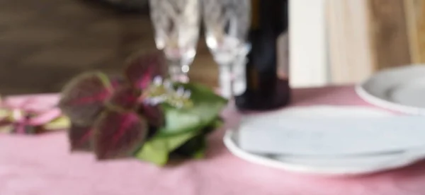Unscharfe Hintergrundverarbeitung Seitenansicht Auf Einer Rosa Tischdecke Ein Strauß Grüner — Stockfoto