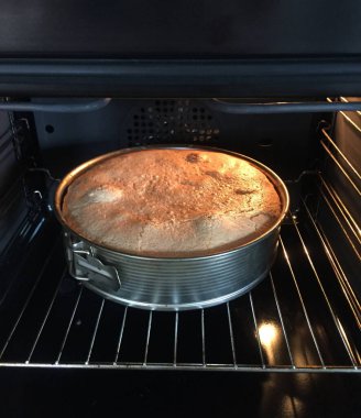 Ev yapımı yuvarlak pasta, kek, kek, bisküvi, Charlotte fırında pişiriliyor..