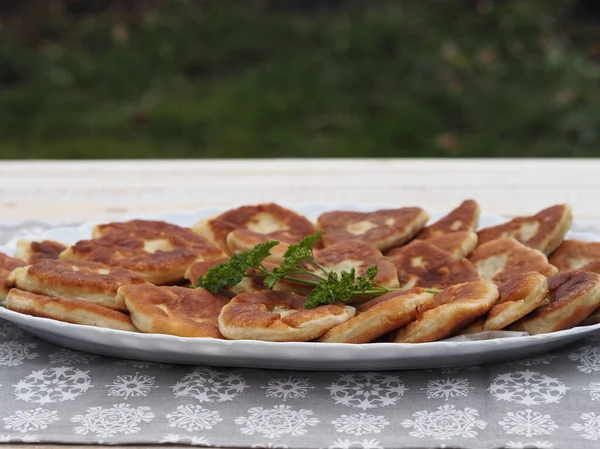 Hembakade Kakor Små Pajer Med Olika Fyllningar Kött Lök Med — Stockfoto