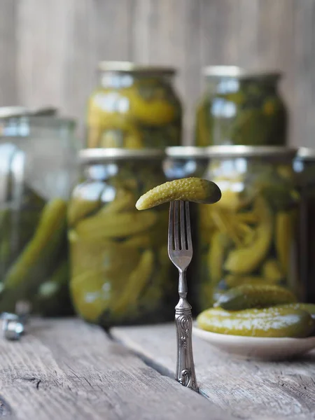 Voor Nadelen Van Ingeblikte Komkommers Zelfgemaakte Gepekelde Komkommers Een Vork — Stockfoto
