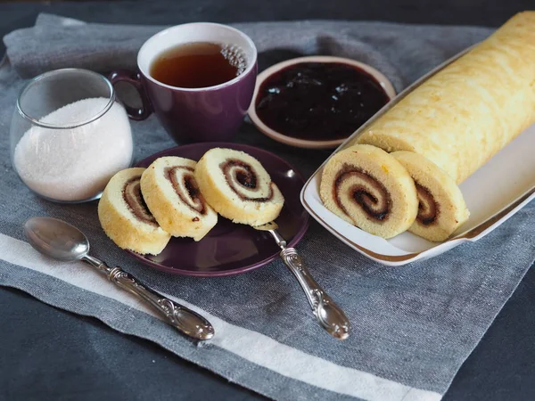 Hemlagad Kaksvamp Rulla Med Söt Plommon Sylt Och Mot Mörk — Stockfoto