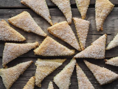 Ahşap, eski bir kırsal arka planda ev yapımı sandviçli börek üçgeni. Üst Manzara. Mesaj için yer. Tatil için hazırlanıyor..