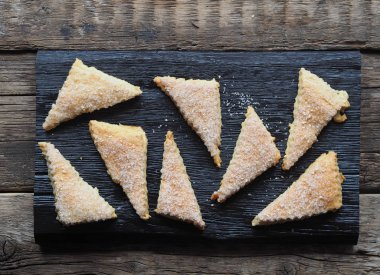 Ahşap, eski bir kırsal arka planda ev yapımı sandviçli börek üçgeni. Üst Manzara. Mesaj için yer. Tatil için hazırlanıyor..
