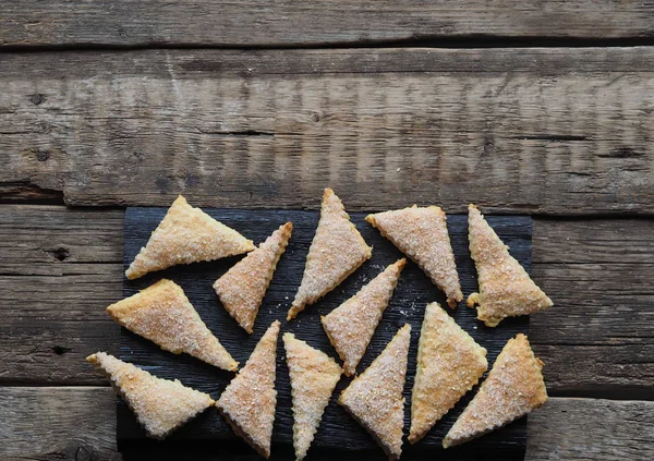 Ahşap Eski Bir Kırsal Arka Planda Yapımı Sandviçli Börek Üçgeni — Stok fotoğraf