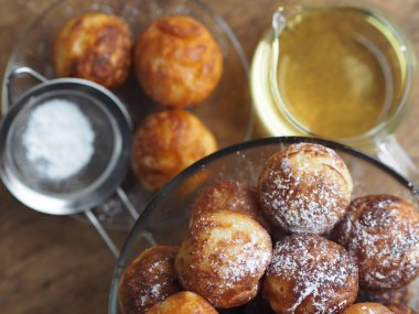 Ev yapımı fırında çörek. Kızarmış, sebze yağında kızartma tavasında. Tatil ve günlük yemek. Üst manzara, yakın plan. Kahverengi ahşap arka plan.