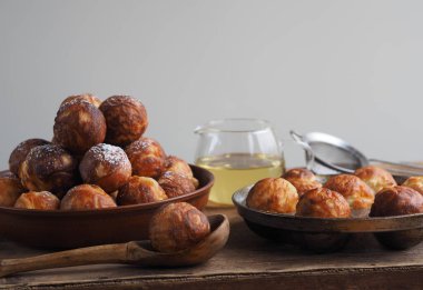 Ev yapımı fırında çörek. Kızarmış, sebze yağında kızartma tavasında. Tatil ve günlük yemek. Üst görünüm, metin için yer. Kahverengi ahşap arka plan. Gri arkaplan.