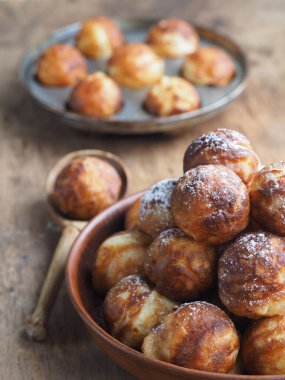 Ev yapımı fırında çörek. Kızarmış, sebze yağında kızartma tavasında. Tatil ve günlük yemek. Mesaj için yer. Kızartma tavalı olan kahverengi ahşap arka plan.