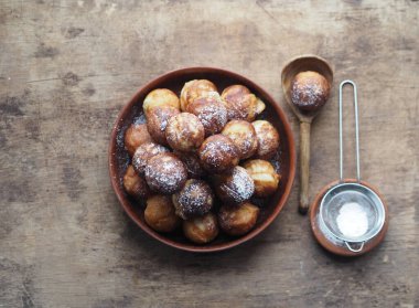 Ev yapımı fırında çörek. Kızarmış, sebze yağında kızartma tavasında. Tatil ve günlük yemek. Mesaj için yer. Kahverengi ahşap arka plan. Yukarıdan görüntüle.