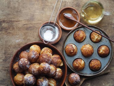 Ev yapımı fırında çörek. Kızarmış, sebze yağında kızartma tavasında. Tatil ve günlük yemek. Mesaj için yer. Kızartma tavalı olan kahverengi ahşap arka plan.
