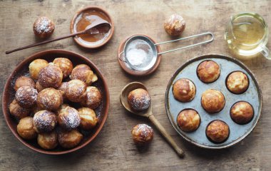 Ev yapımı fırında çörek. Kızarmış, sebze yağında kızartma tavasında. Tatil ve günlük yemek. Mesaj için yer. Kızartma tavalı olan kahverengi ahşap arka plan.