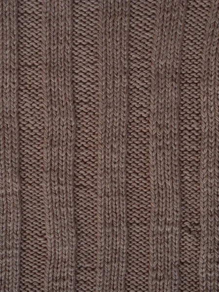 Коричневый трикотажный текстурированный фон, вязаный с передней и задней петлями. Ручное вязание . — стоковое фото