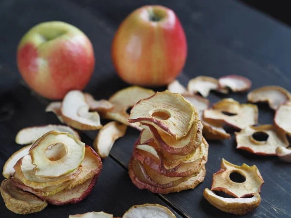 Hausgemachte Trockenobst Apfelchips Auf Einem Rustikalen Dunklen Holztisch Natürliche Gesunde — Stockfoto