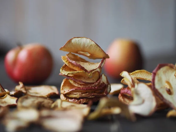 Hausgemachte Trockenfrüchte Apfelchips Mit Frischen Äpfeln Auf Einem Rustikalen Dunklen — Stockfoto