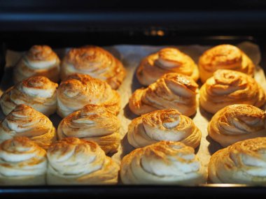 Ev yapımı çörekler, mutfak fırınında fırın tepsisi kadar zengin. Şenlikli ve günlük yemekler..