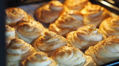 Ev yapımı çörekler, mutfak fırınında fırın tepsisi kadar zengin. Şenlikli ve günlük yemekler..