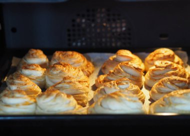 Ev yapımı çörekler, mutfak fırınında fırın tepsisi kadar zengin. Şenlikli ve günlük yemekler..