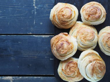 Ev yapımı hamur işi çörekler mutfakta koyu renk kesim tahtasıyla zengindir. Tatil ve günlük yemek..