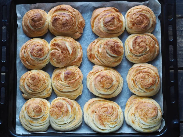 Bollos Hechos Casa Ricos Una Bandeja Para Hornear Del Horno —  Fotos de Stock