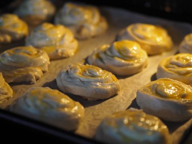 Ev yapımı fırının arkasında hamur işleri için hamur işi pişirmek. Tatil yemeği..