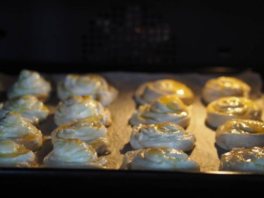 Ev yapımı fırının arkasında hamur işleri için hamur işi pişirmek. Tatil yemeği..