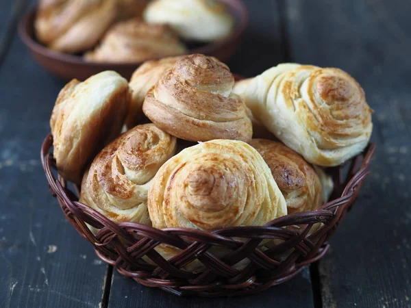 Hausgemachte Brötchen Reich Einem Natürlichen Teller Mit Weinreben Auf Dunklem — Stockfoto