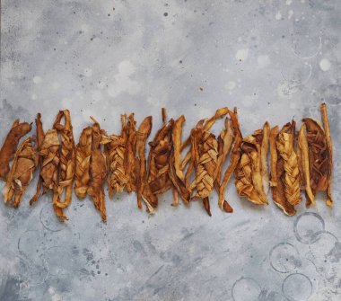 Ahşap arka planda kurutulmuş karpuz parçaları bir sırada dizilir. Ev yemeği. Doğal sağlıklı ürün. Mesaj için yer. Üst görünüm.